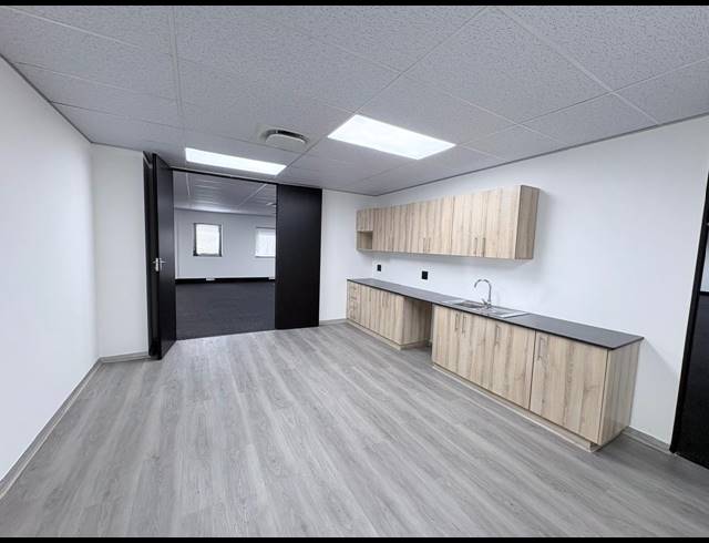 739M² OFFICE TO LET IN MIDRIDGE PARK